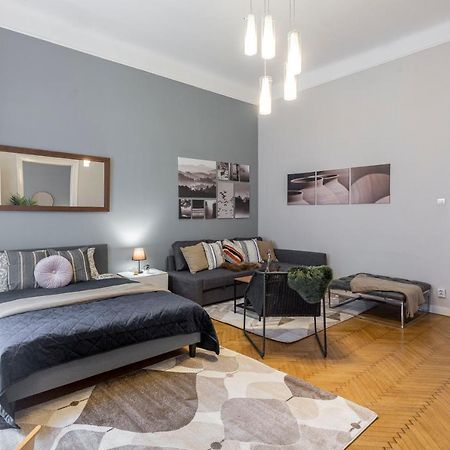 Spacious & Cozy Downtown Apartment With Balcony Budapest Bagian luar foto
