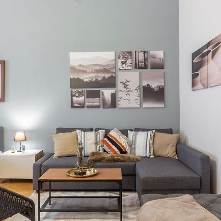 Spacious & Cozy Downtown Apartment With Balcony Budapest Bagian luar foto