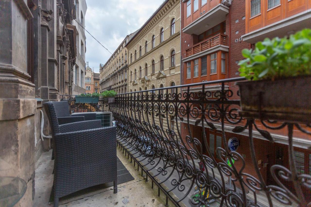 Spacious & Cozy Downtown Apartment With Balcony Budapest Bagian luar foto