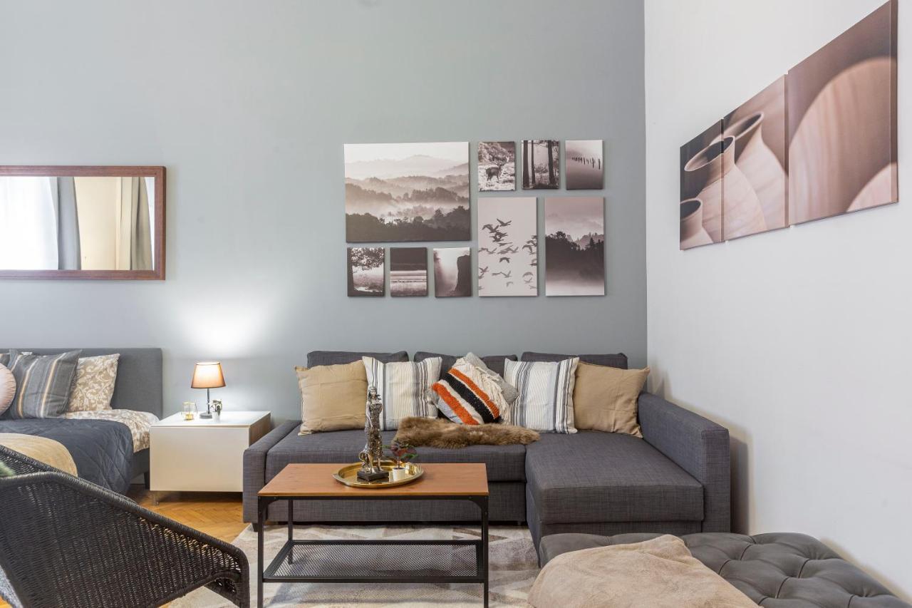 Spacious & Cozy Downtown Apartment With Balcony Budapest Bagian luar foto