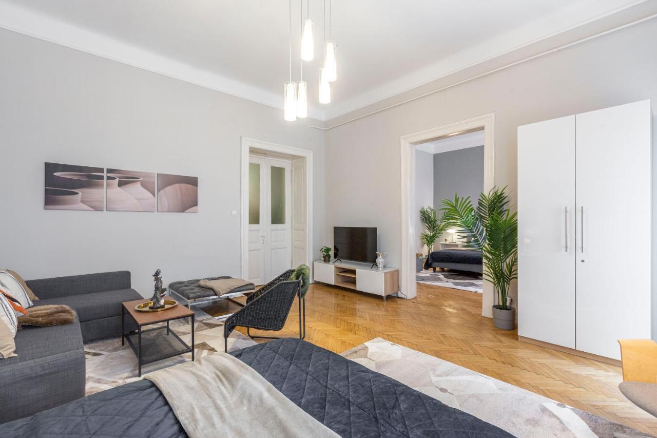 Spacious & Cozy Downtown Apartment With Balcony Budapest Bagian luar foto