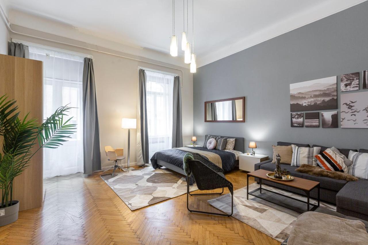 Spacious & Cozy Downtown Apartment With Balcony Budapest Bagian luar foto
