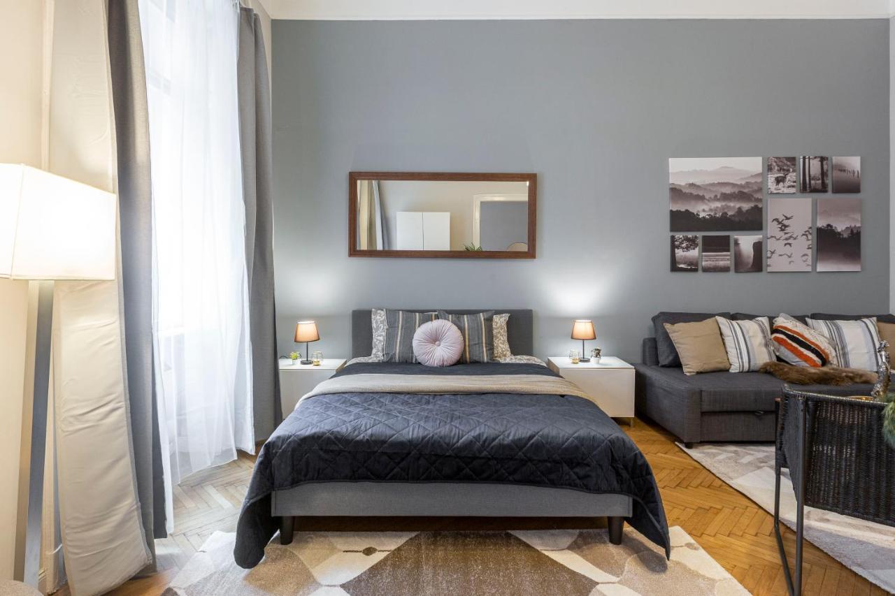 Spacious & Cozy Downtown Apartment With Balcony Budapest Bagian luar foto