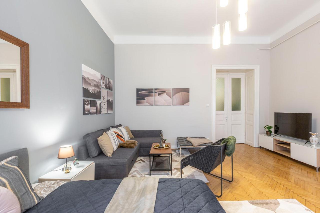 Spacious & Cozy Downtown Apartment With Balcony Budapest Bagian luar foto