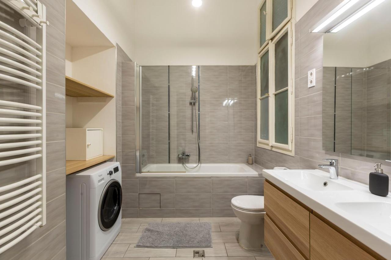 Spacious & Cozy Downtown Apartment With Balcony Budapest Bagian luar foto