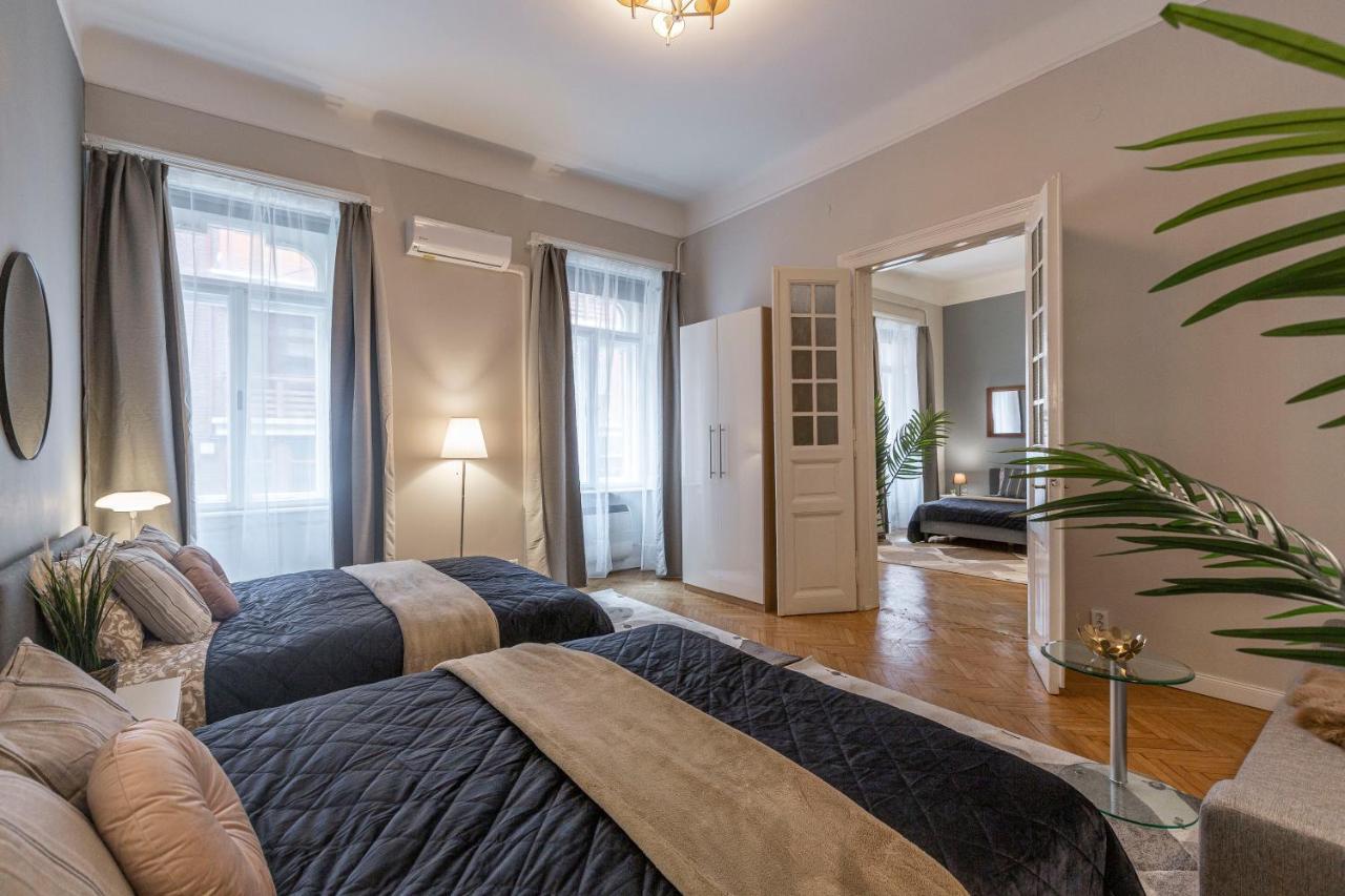 Spacious & Cozy Downtown Apartment With Balcony Budapest Bagian luar foto