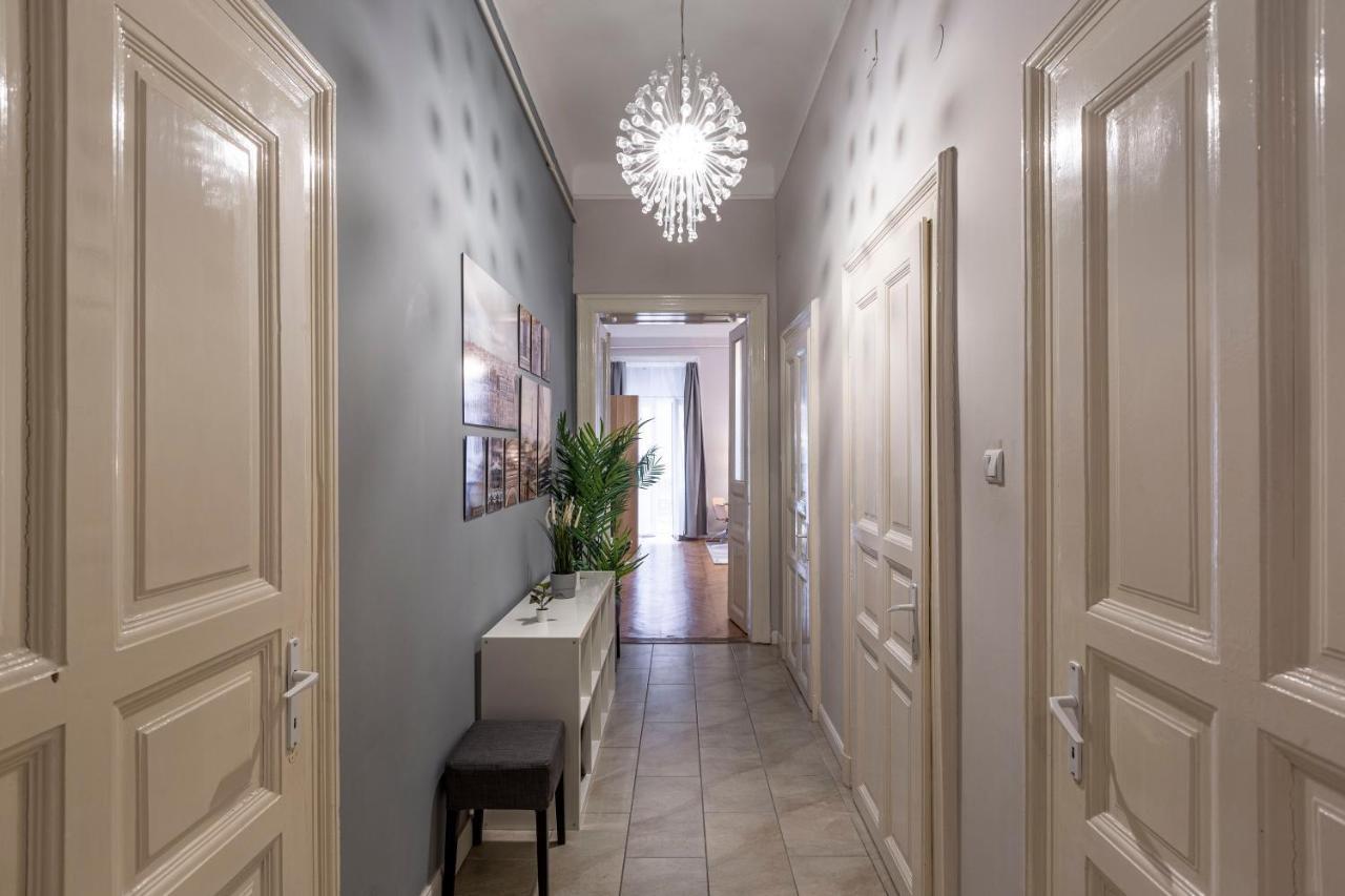 Spacious & Cozy Downtown Apartment With Balcony Budapest Bagian luar foto