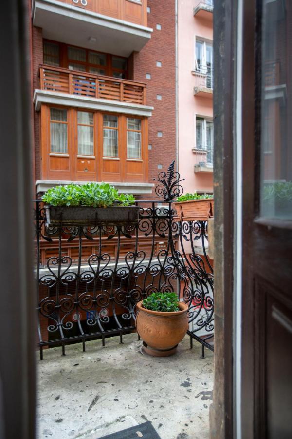 Spacious & Cozy Downtown Apartment With Balcony Budapest Bagian luar foto