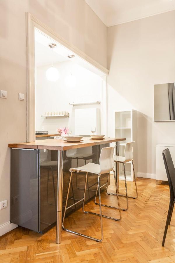 Spacious & Cozy Downtown Apartment With Balcony Budapest Bagian luar foto
