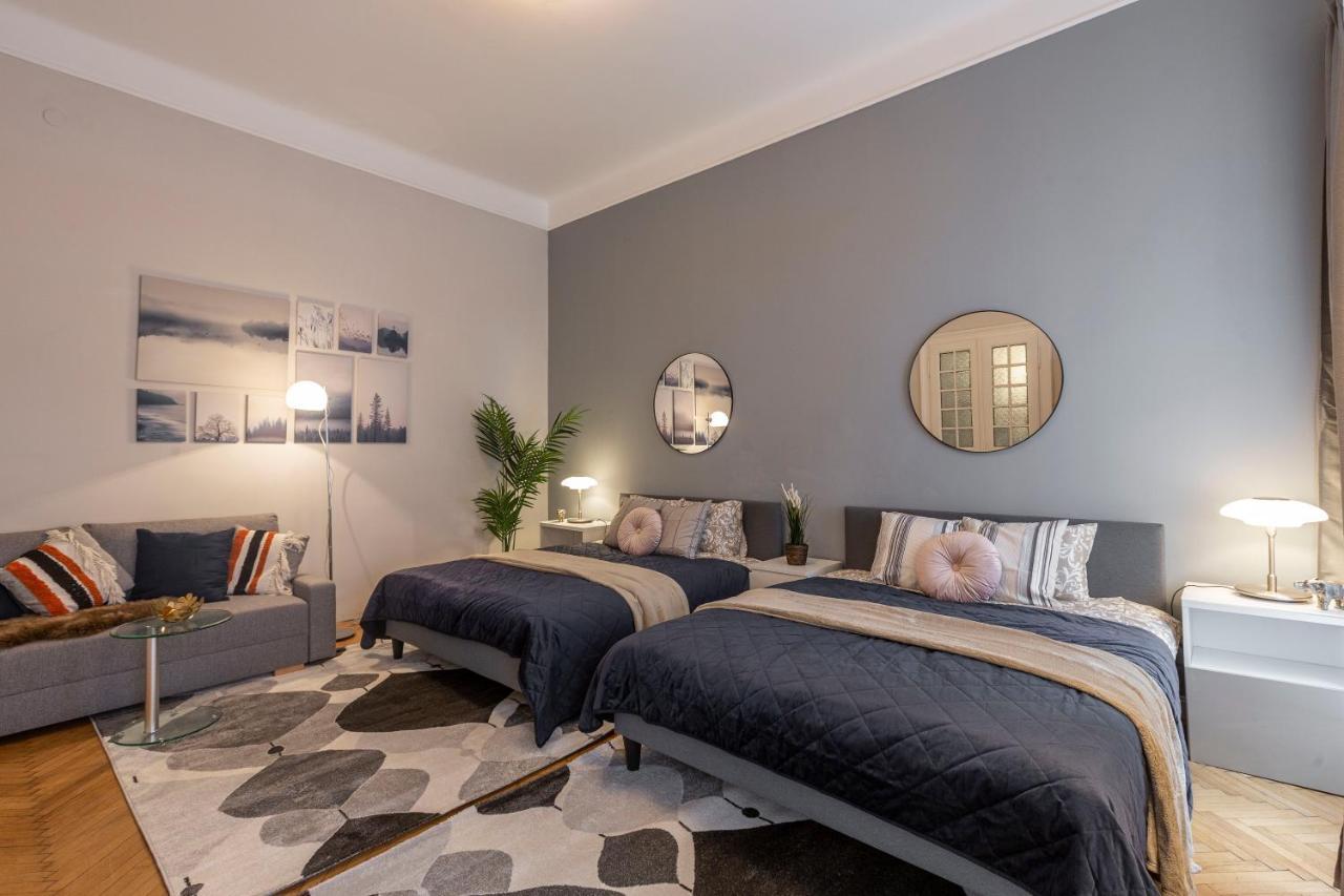 Spacious & Cozy Downtown Apartment With Balcony Budapest Bagian luar foto
