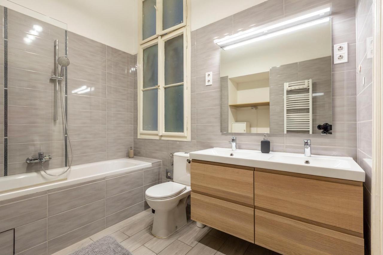 Spacious & Cozy Downtown Apartment With Balcony Budapest Bagian luar foto