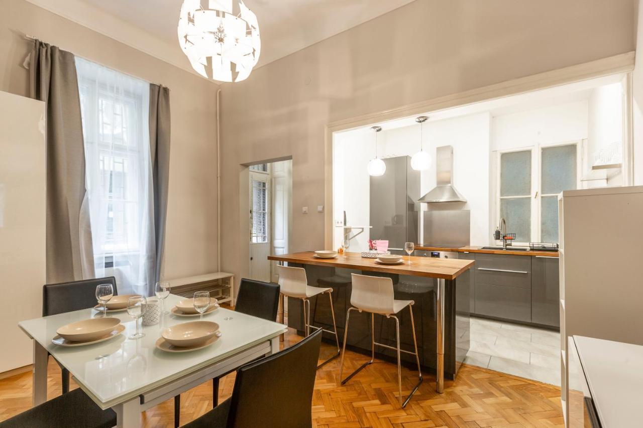 Spacious & Cozy Downtown Apartment With Balcony Budapest Bagian luar foto